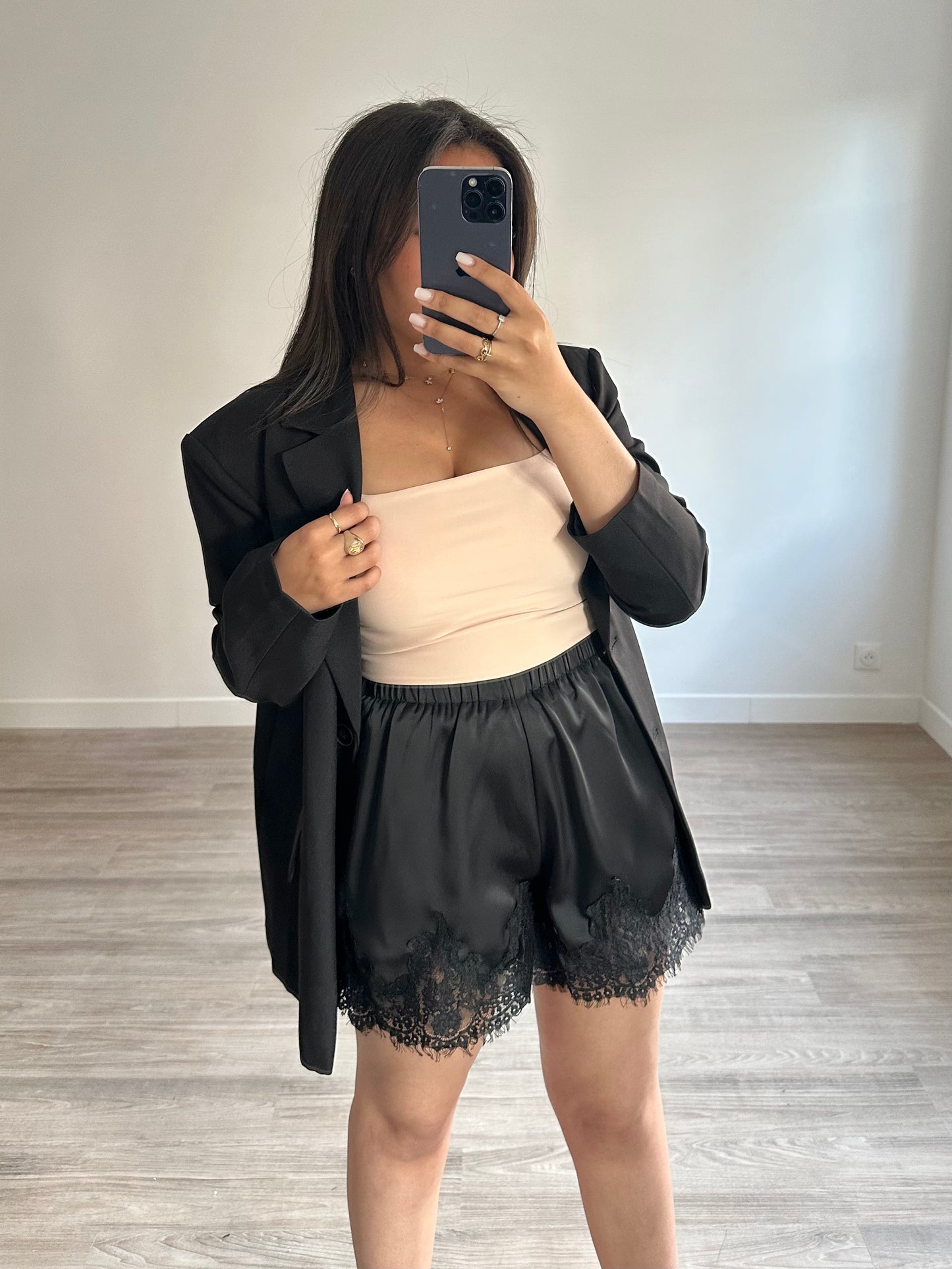 Short satin et dentelle