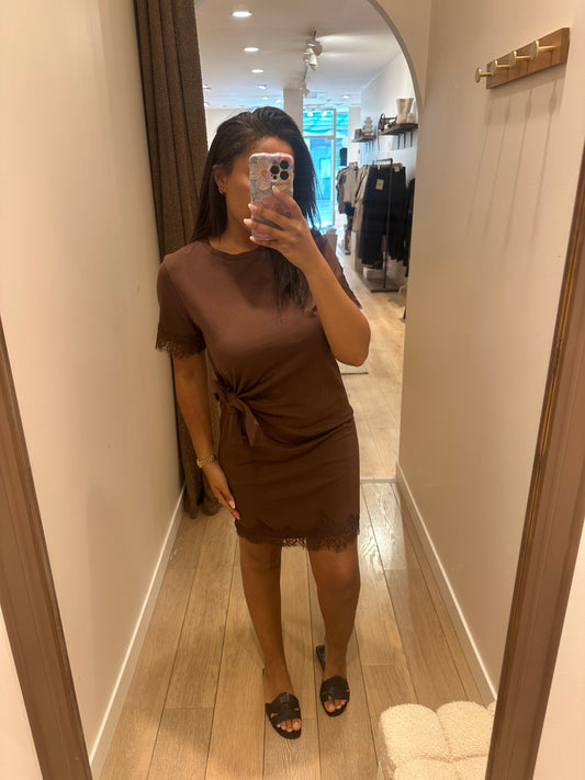 Robe à nouer et dentelle - marron