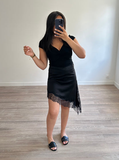 Jupe asymétrique satinée avec dentelle - noir