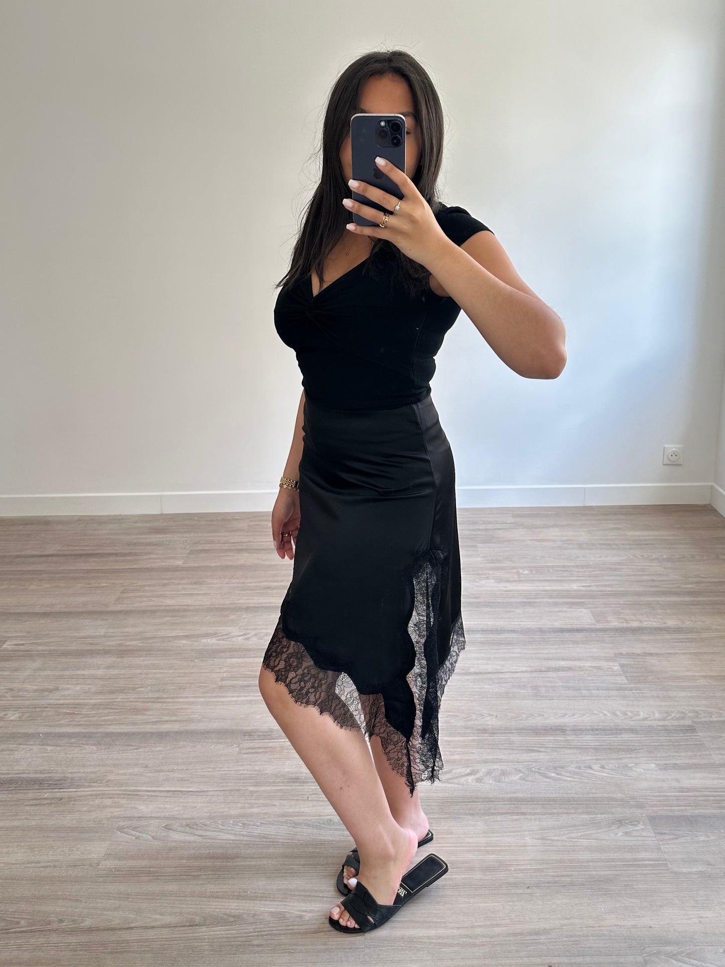 Jupe asymétrique satinée avec dentelle - noir