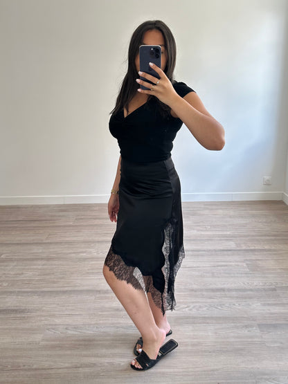 Jupe asymétrique satinée avec dentelle - noir