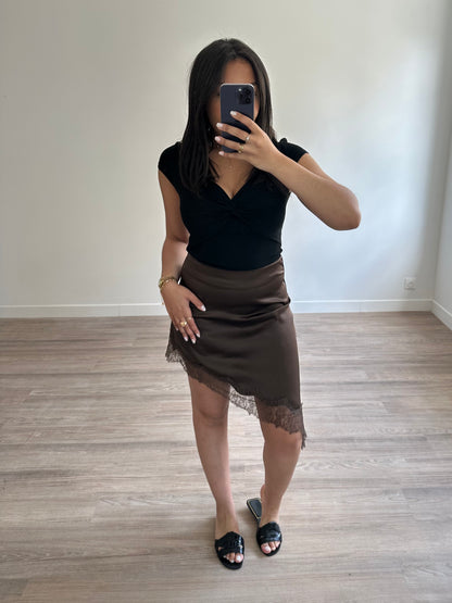 Jupe asymétrique satinée avec dentelle - choco