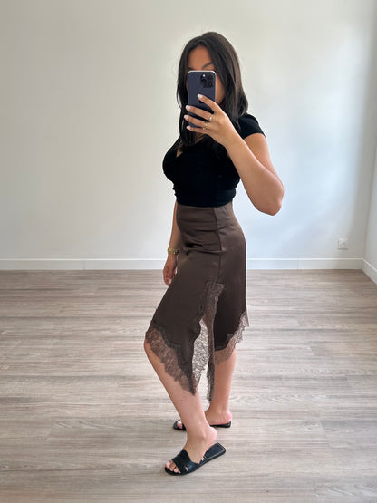 Jupe asymétrique satinée avec dentelle - choco